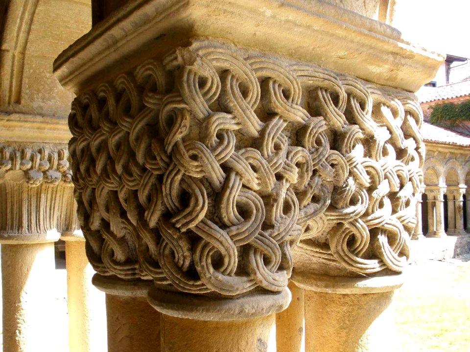 Santillana del Mar - Colegiata de Santa Juliana, claustro, capiteles 06