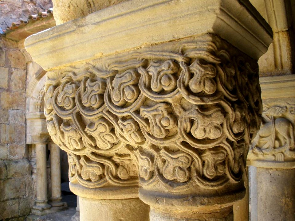 Santillana del Mar - Colegiata de Santa Juliana, claustro, capiteles 10