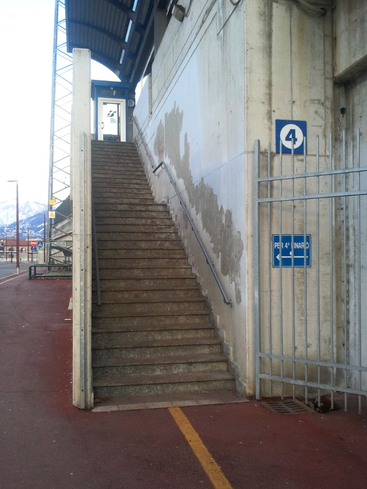 Scale per il binario 4, stazione di Calolziocorte