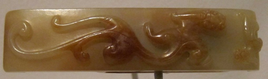Scabbard slide with two dragons, Han dynasty, nephrite, Honolulu Museum of Art photo