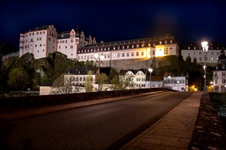 Schloss Weilburg bei Nacht mit steinerner Brücke