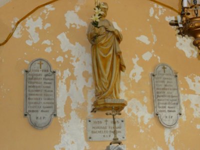 Sausseuzemare-en-Caux (Seine-Mar.) église, statue 12 Saint Joseph, plaques mémorial de guerre