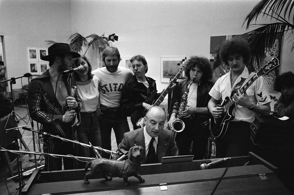 Schmelzer achter de piano, omringd door muzikanten, Bestanddeelnr 929-0728