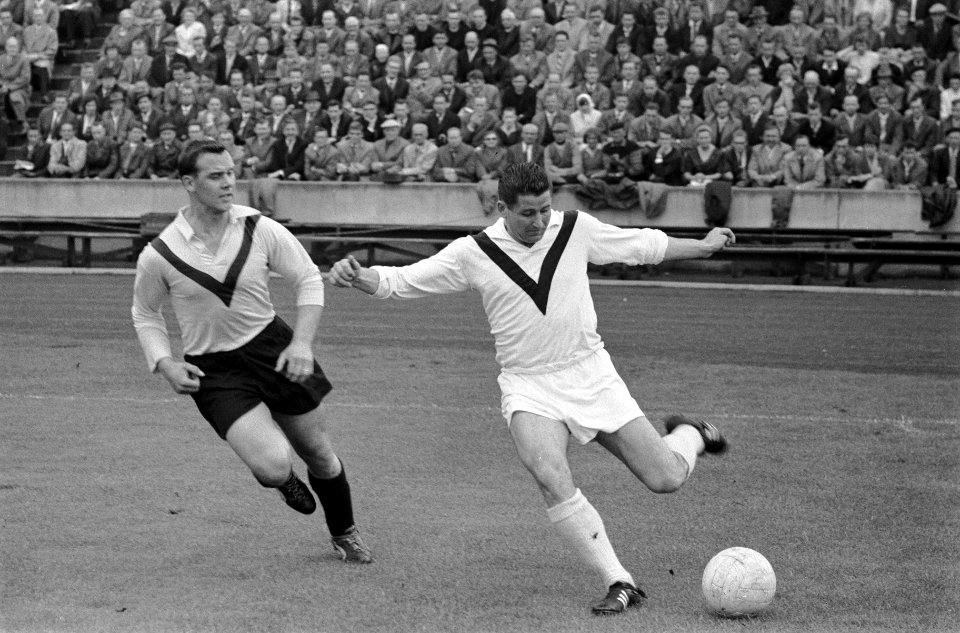 SC Enschede tegen DOS 3-2 Helmuth Rahn (rechts) in duel met Okhuisen (DOS), Bestanddeelnr 911-5201