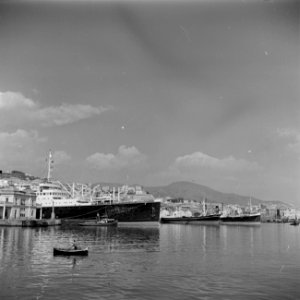 Schepen in de haven van Genua, Bestanddeelnr 255-0218