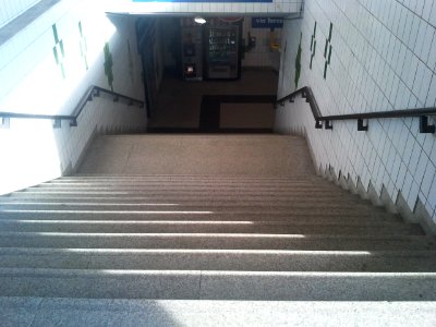 Scale dal binario 1 al sottopassaggio, stazione Milano Greco Pirelli