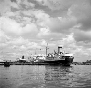 Schepen in de haven van de olieraffinaderij van de CPIM op de Isla op Curaçao, Bestanddeelnr 252-7748