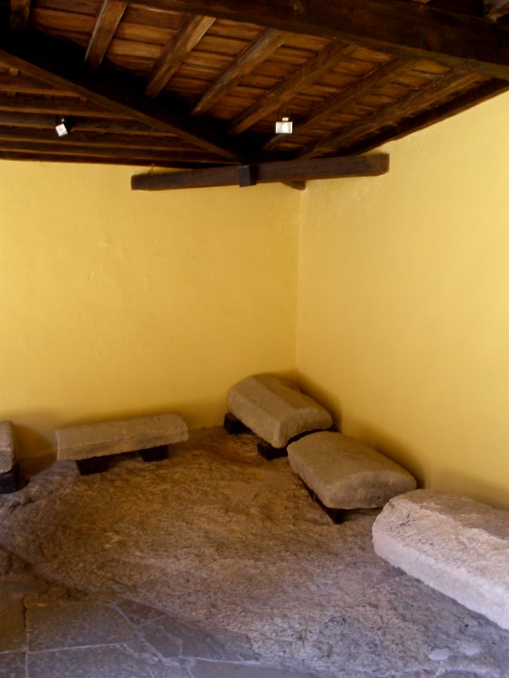 Santillana del Mar - Colegiata de Santa Juliana, claustro 10