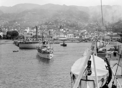 Schepen in de haven van Funchal met veel mensen op de pier, Bestanddeelnr 190-0193
