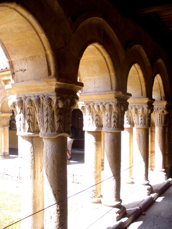 Santillana del Mar - Colegiata de Santa Juliana, claustro 04