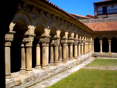 Santillana del Mar - Colegiata de Santa Juliana, claustro 02
