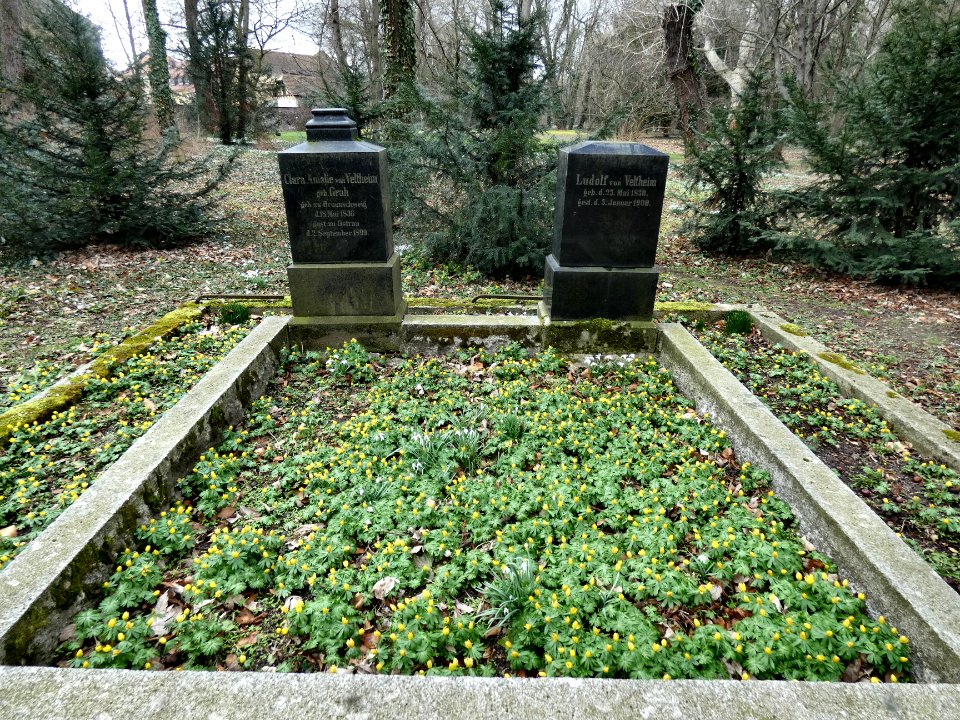 Schlosspark Ostrau VeltheimFriedhof2