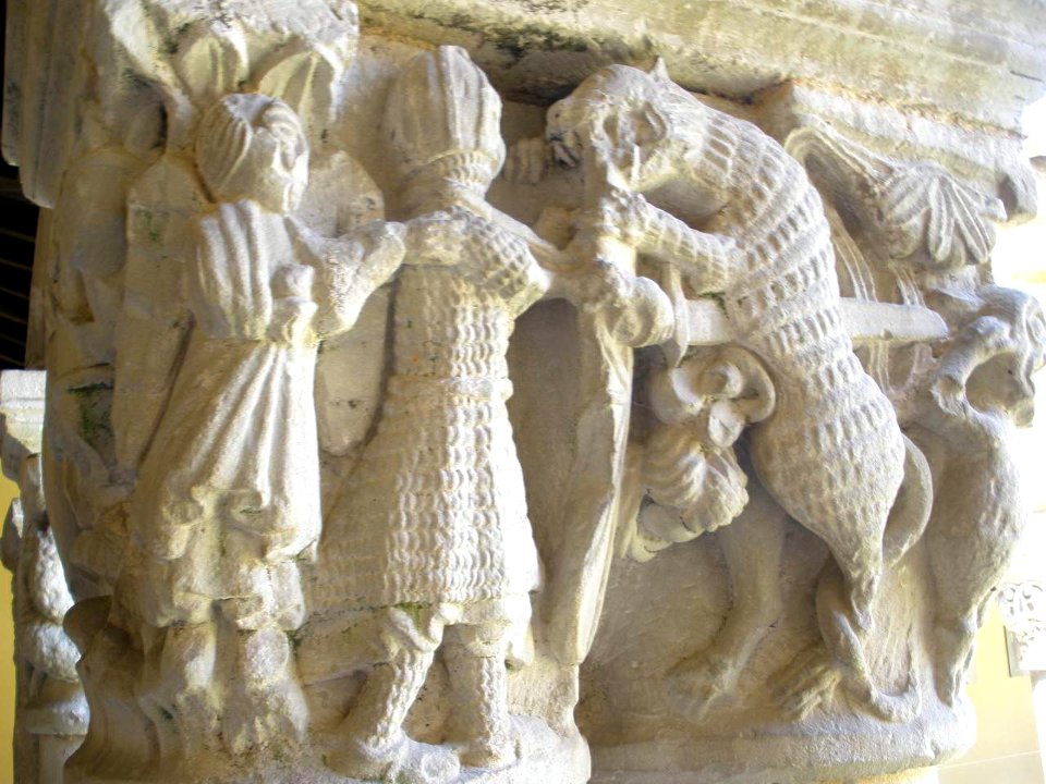 Santillana del Mar - Colegiata de Santa Juliana, claustro, capiteles 03