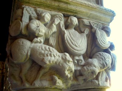 Santillana del Mar - Colegiata de Santa Juliana, claustro, capiteles 16