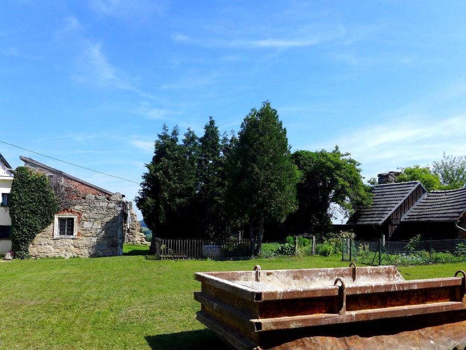 Schloss-Zellhof-Innenhof-Nordseite-mit-Brunnen-2019