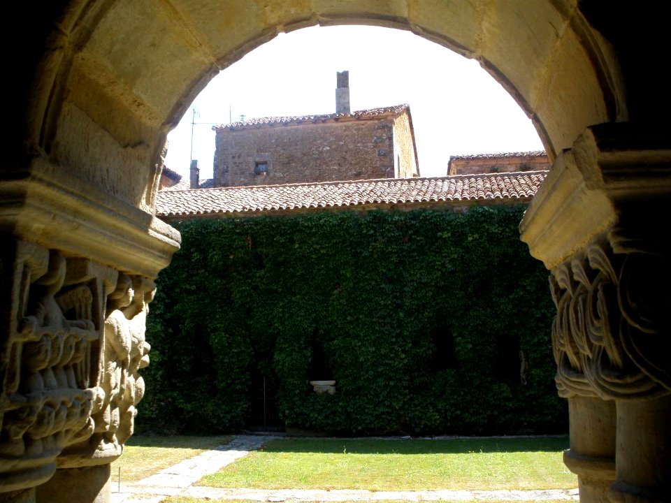 Santillana del Mar - Colegiata de Santa Juliana, claustro, capiteles 13