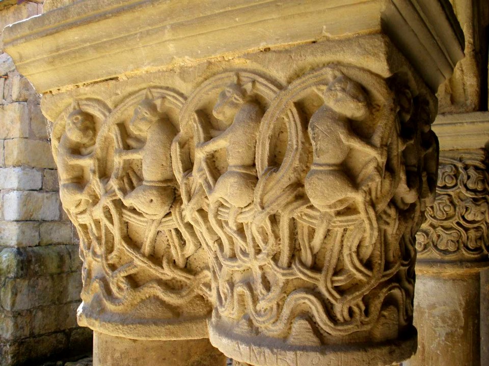 Santillana del Mar - Colegiata de Santa Juliana, claustro, capiteles 09