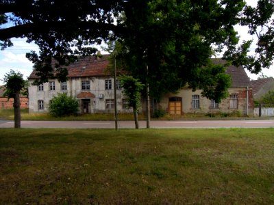 Schmilkendorfer Lindenallee bzw Kreisstraße 2011 dorfmittig mit Blick nach Südost im August 2020