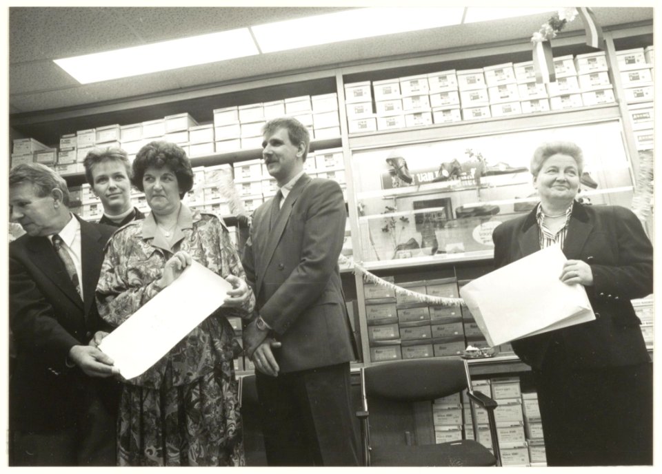 Schoenhandel Faber (Orthopedisch schoeisel) in de Kleine Houtstraat krijgt het predicaat Koninklijk. Rechts burgemeester Elisabeth Schmitz. NL-HlmNHA 54032136