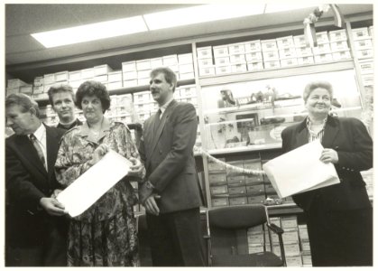 Schoenhandel Faber (Orthopedisch schoeisel) in de Kleine Houtstraat krijgt het predicaat Koninklijk. Rechts burgemeester Elisabeth Schmitz. NL-HlmNHA 54032136