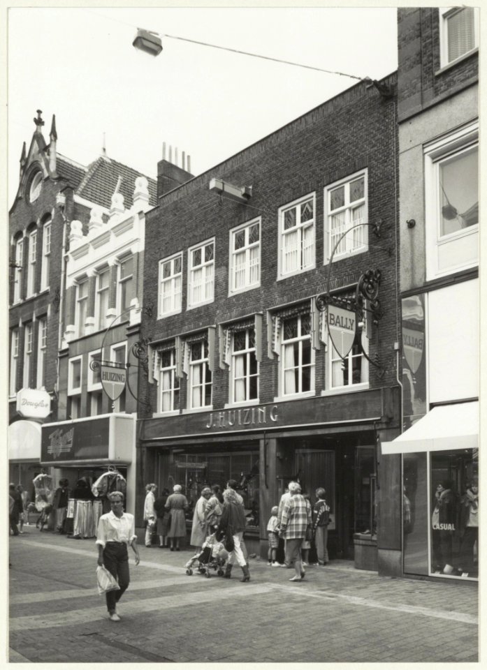 Schoenenzaak J. Huizing, Grote Houtstraat 42-44. NL-HlmNHA 54023504