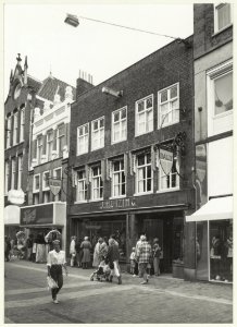 Schoenenzaak J. Huizing, Grote Houtstraat 42-44. NL-HlmNHA 54023504