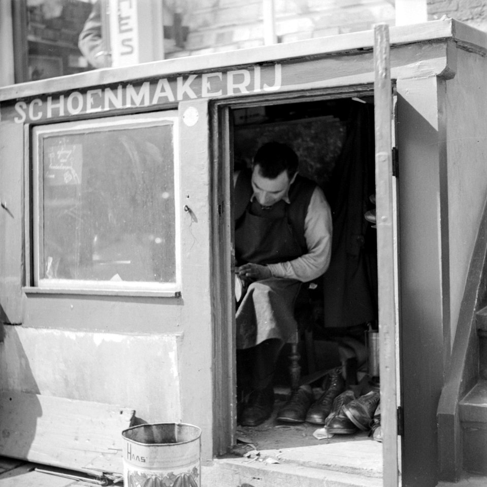 Schoenmaker in pothuis, Bestanddeelnr 254-2348
