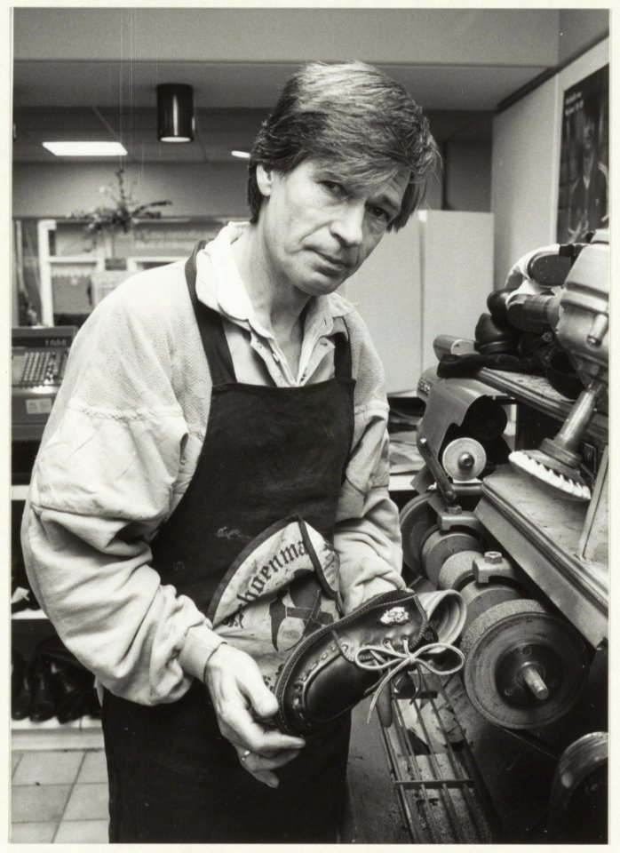 Schoenmaker Bert de Boer, eigenaar van de kinderschoenenwinkel annex schoenmakerij , Amsterdamstraat 29. NL-HlmNHA 54020816