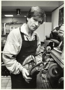 Schoenmaker Bert de Boer, eigenaar van de kinderschoenenwinkel annex schoenmakerij , Amsterdamstraat 29. NL-HlmNHA 54020816