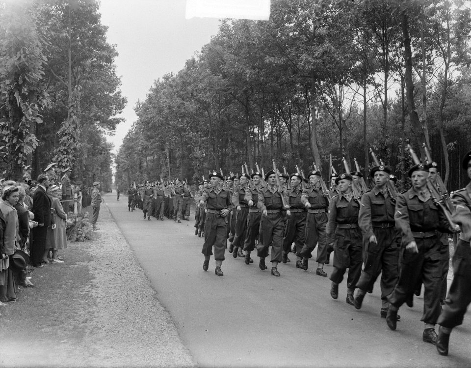 School Reserve Officieren der Infanterie te Ermelo Parade einde van de cursus, Bestanddeelnr 904-0379