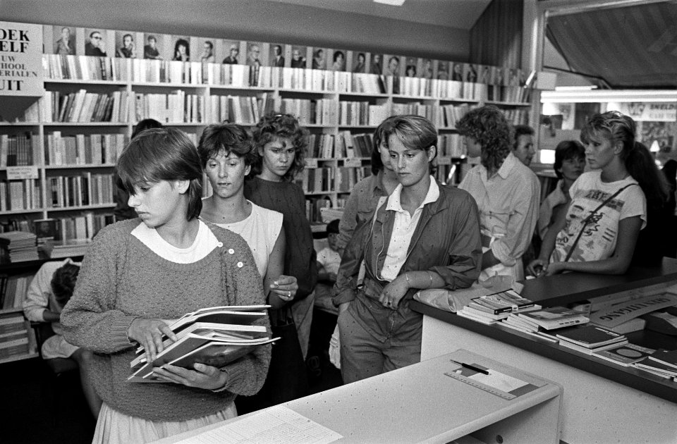 Schoolboeken kopen bij boekhandel Brinkman in Amsterdam, Bestanddeelnr 932-6747