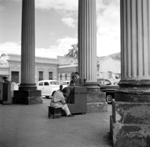 Schoenpoetser in Caracas in Venezuela, Bestanddeelnr 252-8439