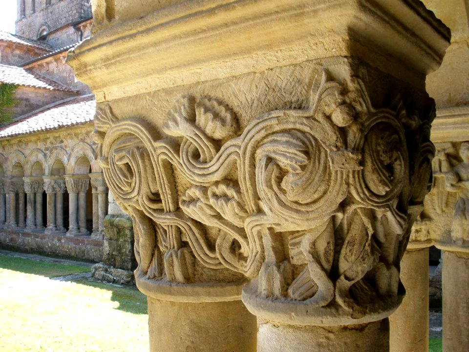 Santillana del Mar - Colegiata de Santa Juliana, claustro, capiteles 07