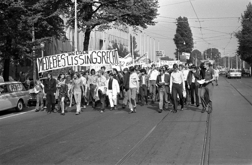 Scholieren, Den Haag , houden protestdemonstratie met spandoeken, Bestanddeelnr 922-7874
