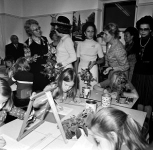 Scholieren aan het werk tijdens een bezoek van mevrouw Leone, echtgenote van de , Bestanddeelnr 926-7792