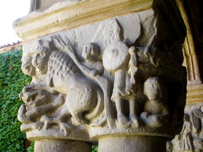 Santillana del Mar - Colegiata de Santa Juliana, claustro, capiteles 04