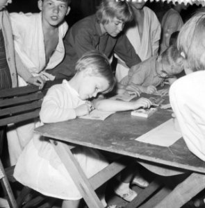 Scholieren (met vakantie) in RAI, Bestanddeelnr 911-4619