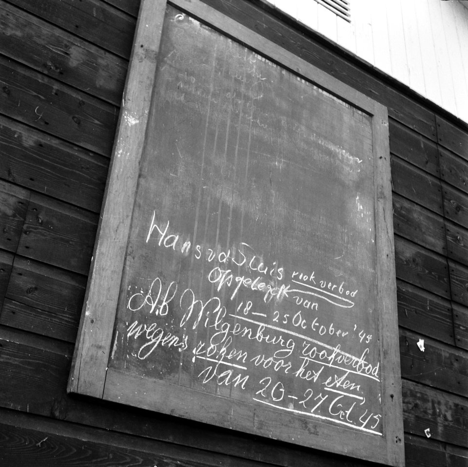 Schoolbord met mededelingen Hans v.d. Sluis rookverbod, opgelegd van 18-25 octo, Bestanddeelnr 900-9831