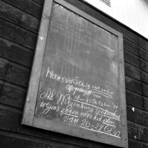 Schoolbord met mededelingen Hans v.d. Sluis rookverbod, opgelegd van 18-25 octo, Bestanddeelnr 900-9831