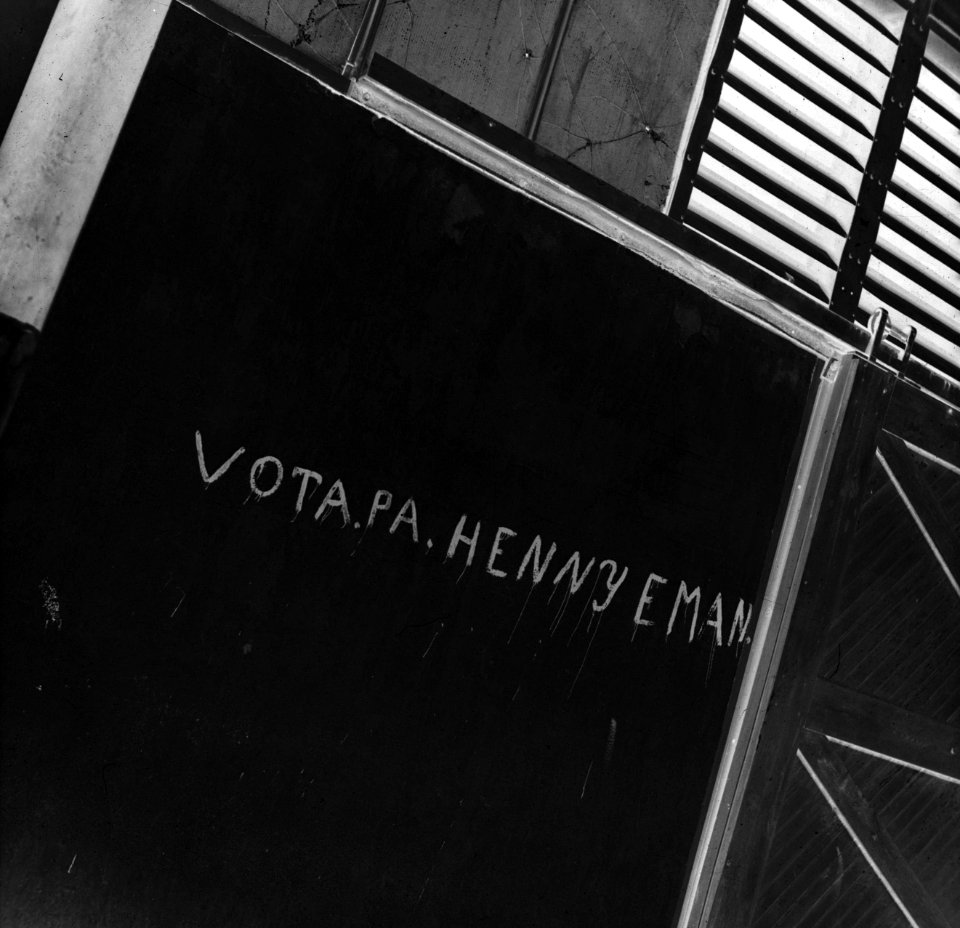 Schoolbord met opschrift Vota.Pa.Henny Eman, Bestanddeelnr 252-7869