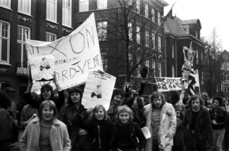 Scholieren staken in Amsterdam om te protesteren tegen oorlog in Vietnam, demons, Bestanddeelnr 926-1645