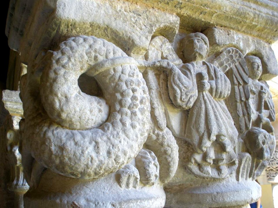 Santillana del Mar - Colegiata de Santa Juliana, claustro, capiteles 02