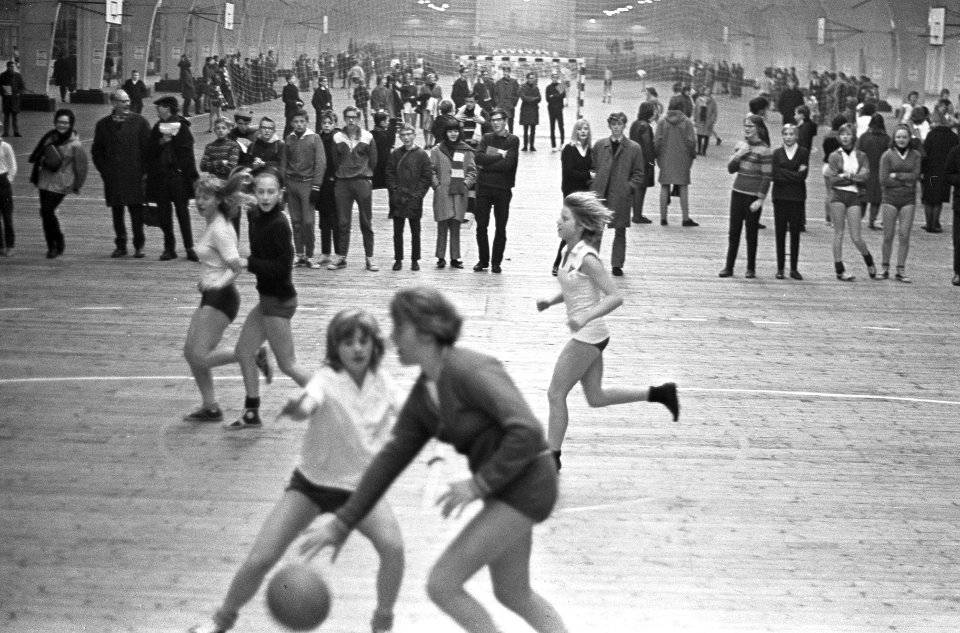 Scholieren sporttoernooi in oude RAI, overzicht basketbalwedstrijden, Bestanddeelnr 917-2735