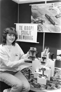 Scholieren met Hembrugsouvenirs, Bestanddeelnr 932-9020