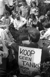Scholieren middelbare scholen Eindhoven demonstreren tegen in gebruik nemen hei , Bestanddeelnr 922-7747