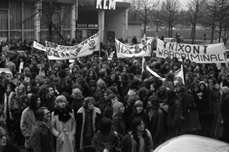 Scholieren staken in Amsterdam om te protesteren tegen oorlog in Vietnam, demons, Bestanddeelnr 926-1646