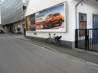 Schmaler-Gehsteig-Kronesgasse