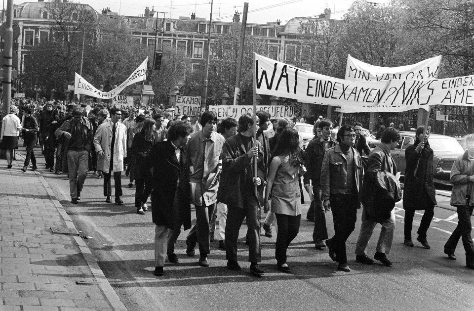 Scholieren te Amsterdam demonstreren tegen het eindexamen demonstranten met leuz, Bestanddeelnr 922-3749