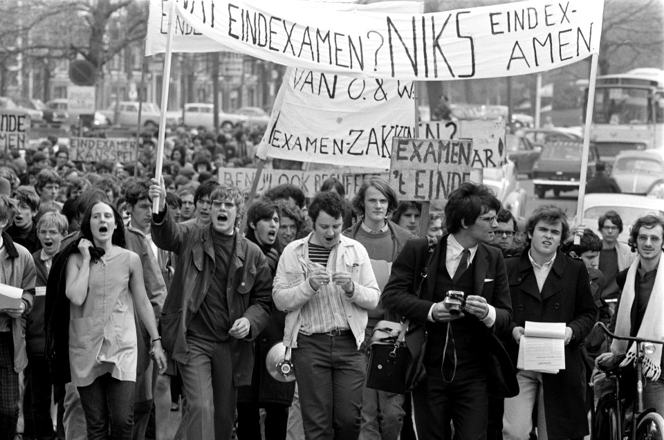 Scholieren te Amsterdam demonstreren tegen het eindexamen demonstranten met leuz, Bestanddeelnr 922-3745