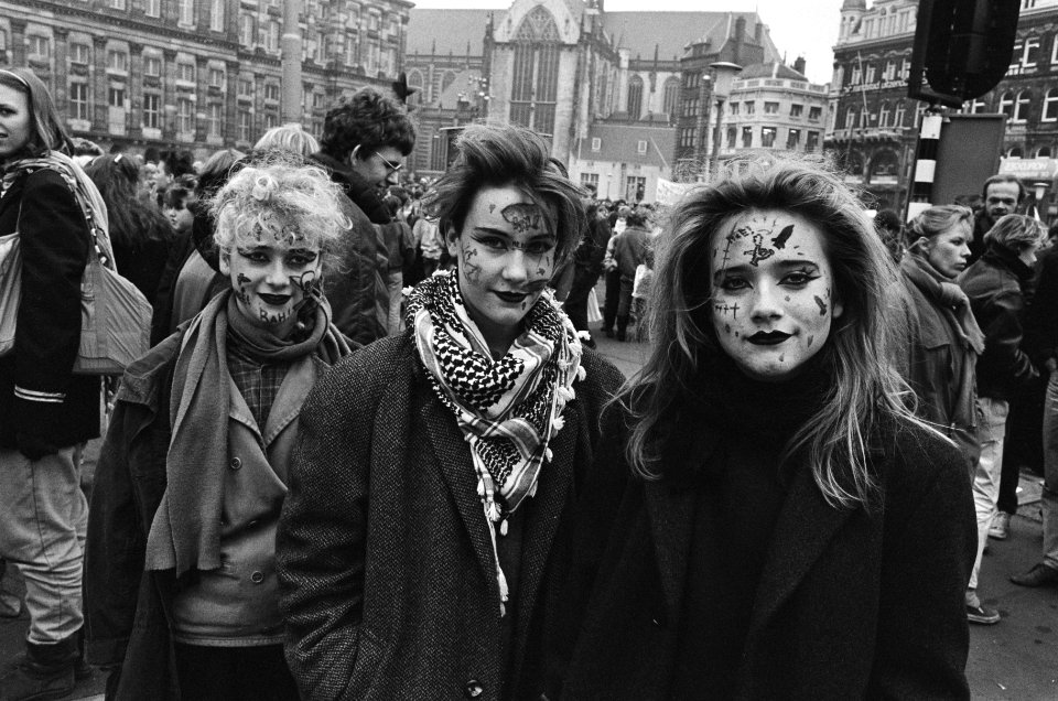 Scholierenstaking tegen kruisraketten meisjes met beschilderde gezichten, Bestanddeelnr 933-4741
